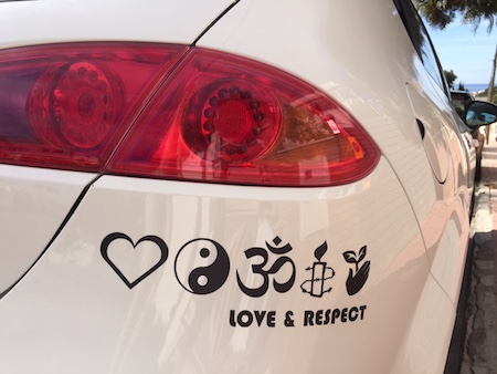 Individuelle aufkleber für autos mit coolen symbolen und emojis